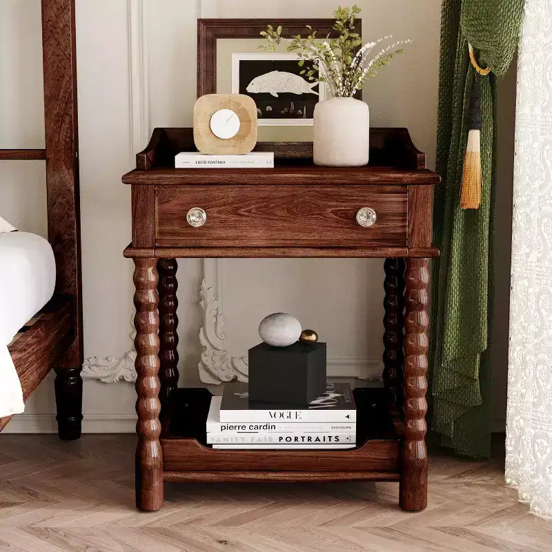 Comodino retrò in legno naturale con cassetto e ripiano aperto, singolo