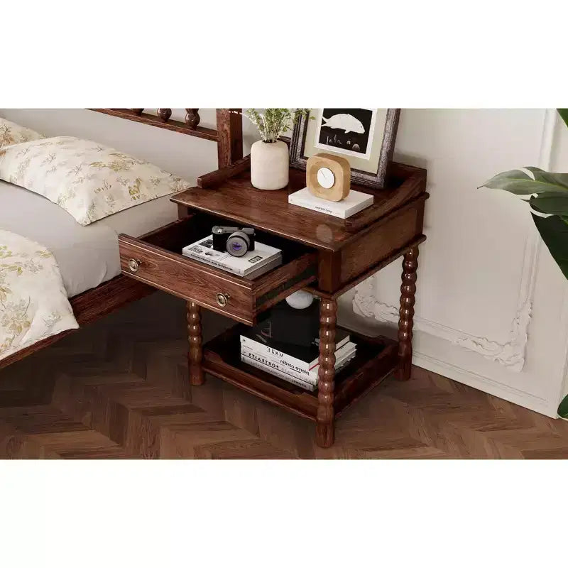 Comodino retrò in legno naturale con cassetto e ripiano aperto, singolo