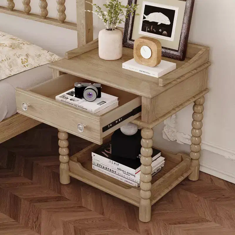 Comodino retrò in legno naturale con cassetto e ripiano aperto, singolo