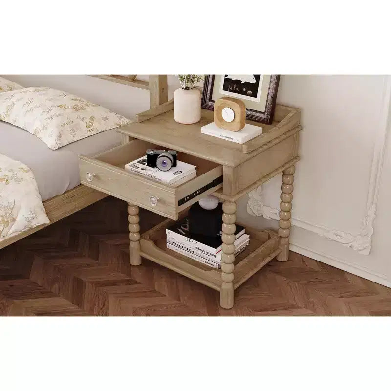 Comodino retrò in legno naturale con cassetto e ripiano aperto, singolo