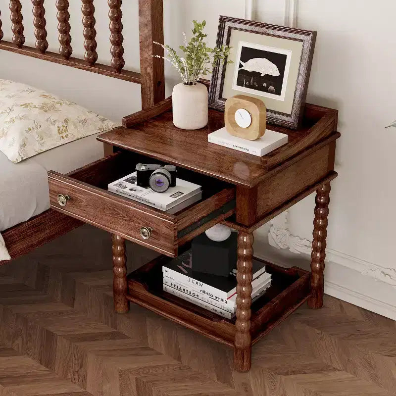 Comodino retrò in legno naturale con cassetto e ripiano aperto, singolo