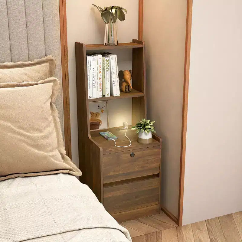 Comodino in legno naturale con stazione di ricarica e vano contenitore con serratura, singolo